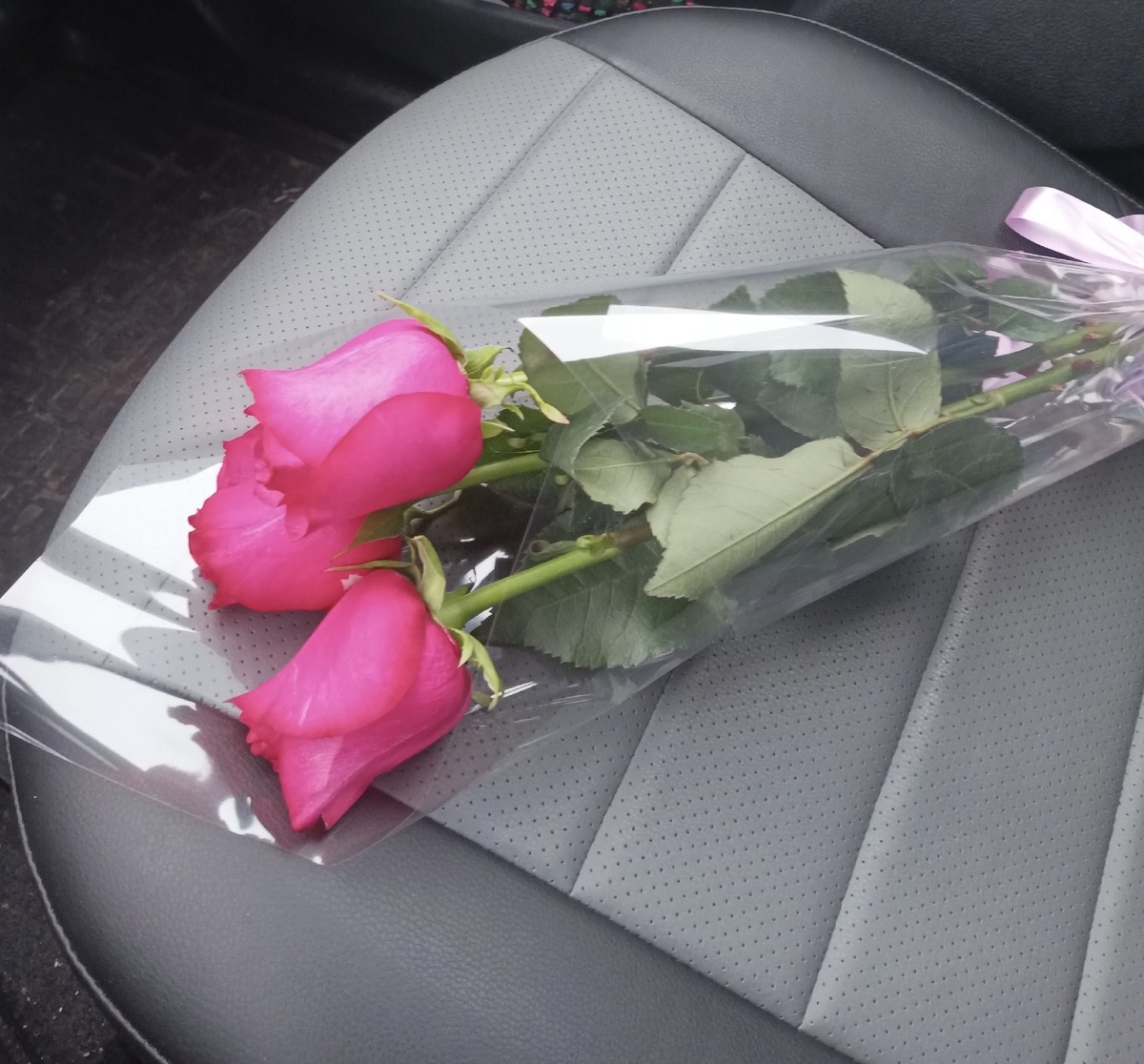 Фото автора. Муж скидывал фотоотчет, какие выбрал розочки для бабушки, интересные цвет мне понравился 