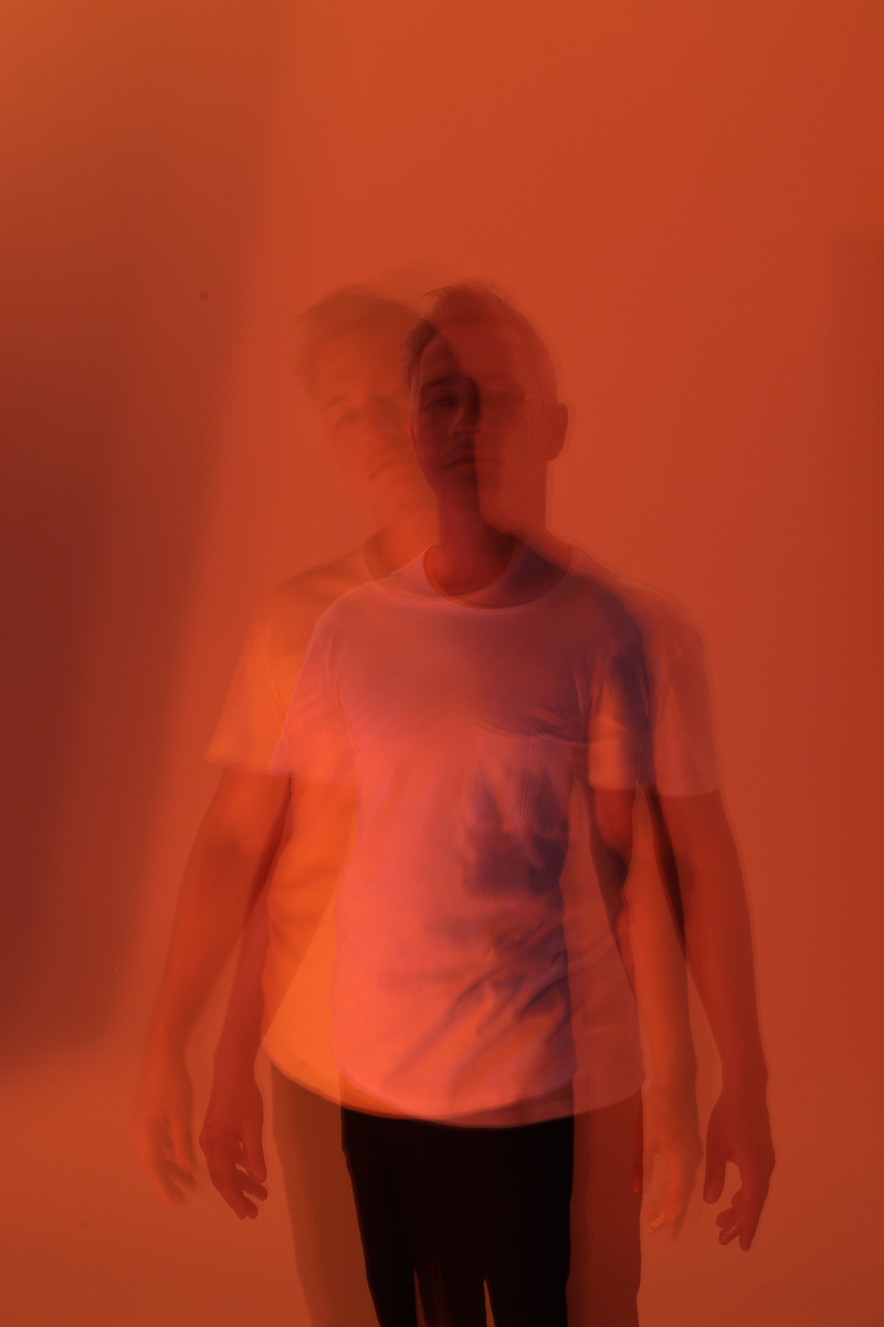 Тревожный человек, метафорически, выглядит как-то так, как на фото выше психолог Пётр Галигабаров запечатлён фотографом Юлией Аблеевой - нестабильный субъект, мечущийся туда-сюда. Если смотрели (рекомендую) мультфильм "Головоломка 2" 2024 года выпуска, именно так рассеивается Тревожность ближе к концу повествования, когда пытается предусмотреть все опасности, доводит человека до панической атаки. Но То, что помогает снизить стресс и тревожность сотрудникам полиции, поможет и вам!!!