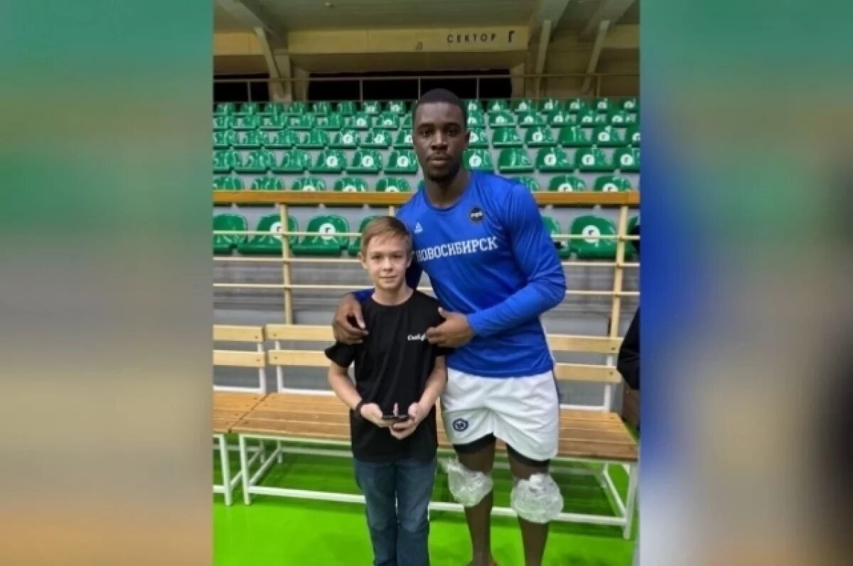    Американский баскетболист Джей Уайт получил 15 очков на игре в Новосибирске