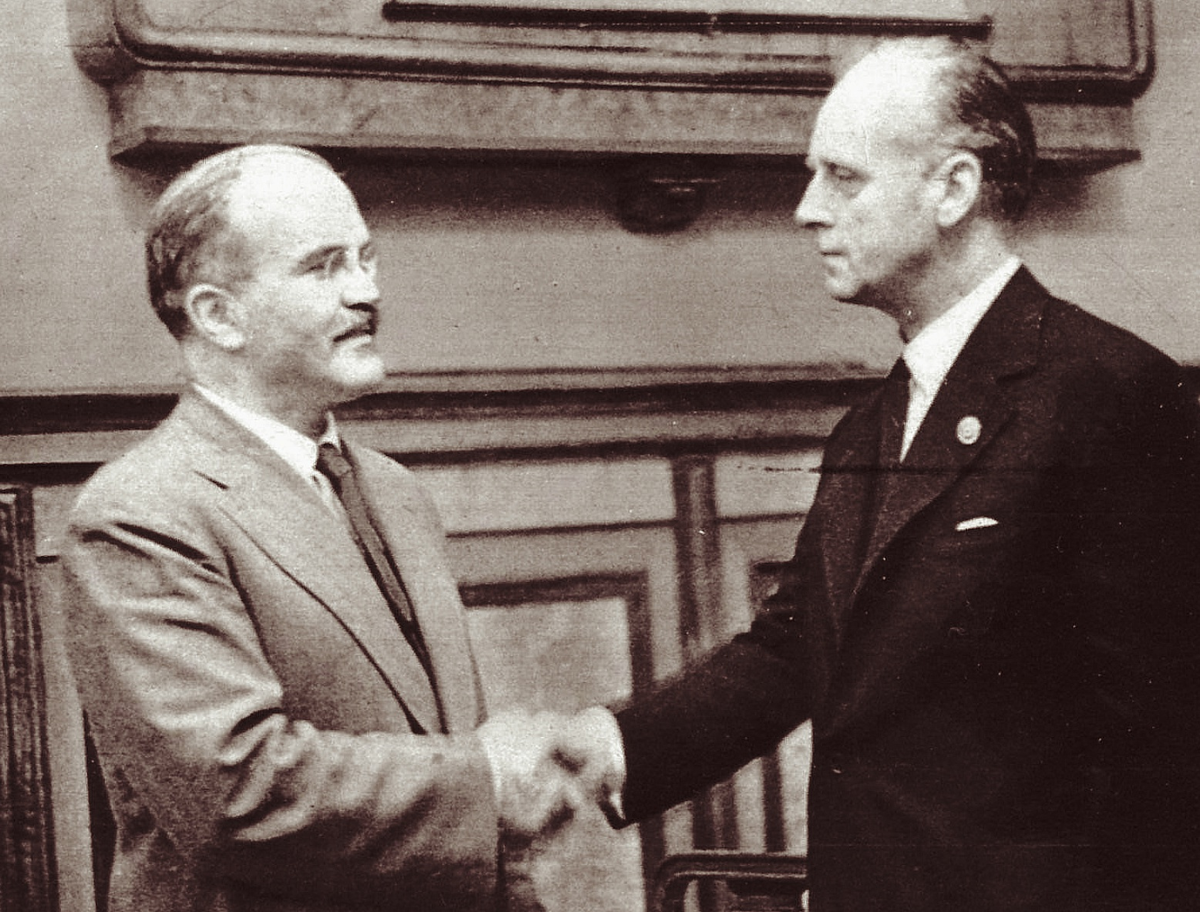 Молотов и Риббентроп. Источник: https://www.culture.ru/events/3135546/ekskursiya-v-ramkakh-ekspozicii-pakt-molotova-ribbentropa-i-ego-znachenie?institute=24760