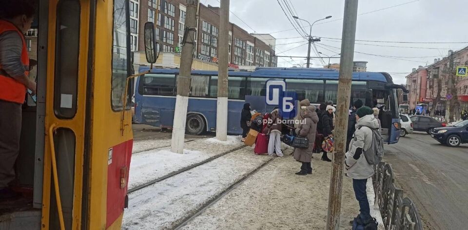    ДТП с автобусом. Источник: "Подслушано Барнаул"