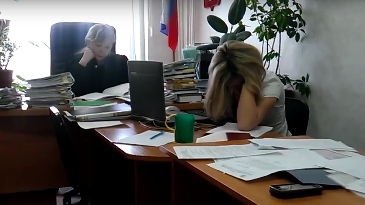 Спят устылые секретари... прямо на судебном заседаении.