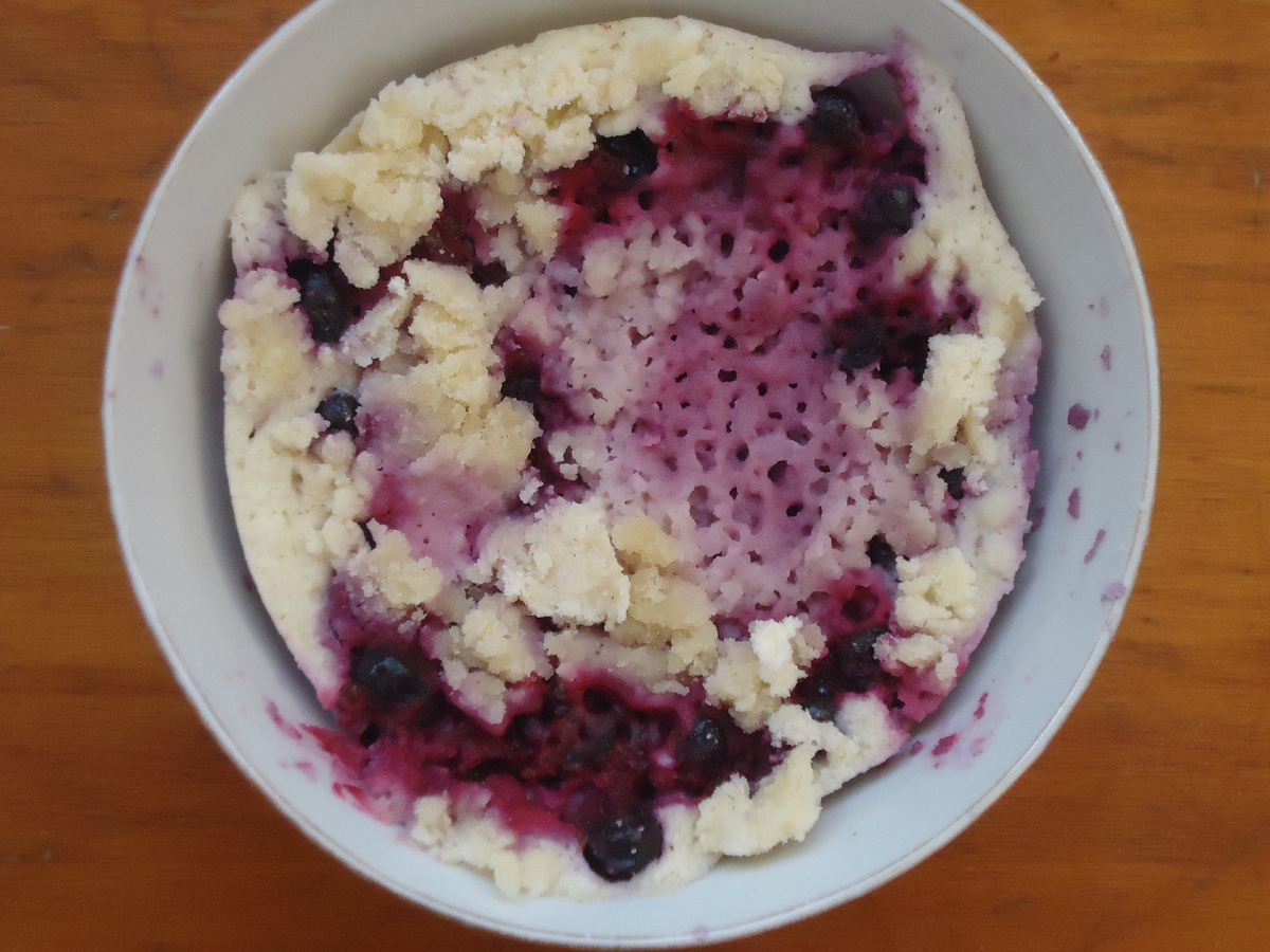 Творожный крамбл, приготовленный в микроволновке. Из архива автора.