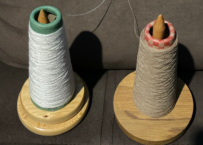 Светлые - дикий шелк, темные - меринос, шелк, верблюд. Обе нитки по 1500 м в 100 гр