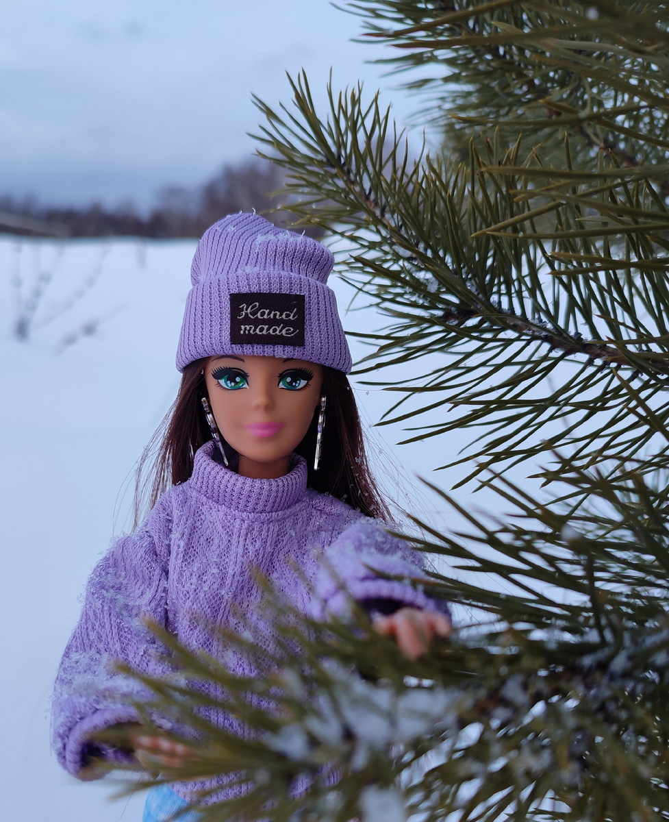 Лилит присыпало немного снегом. 