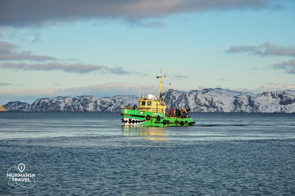 "Акула" на шесть пассажиров - одно из 26 судов в списке допущенных к перевозке гостей Кольского полуострова / Фото: комитет по туризму Мурманской области  📷
