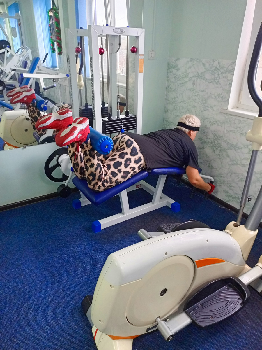 Отличное упражнение для бицепса бедра( задней части "окорочка"- по-нашему), можно подключить и ягодицы( главное- не грузить поясницу, поэтому - бедра нужно крепко прижать к скамейке).