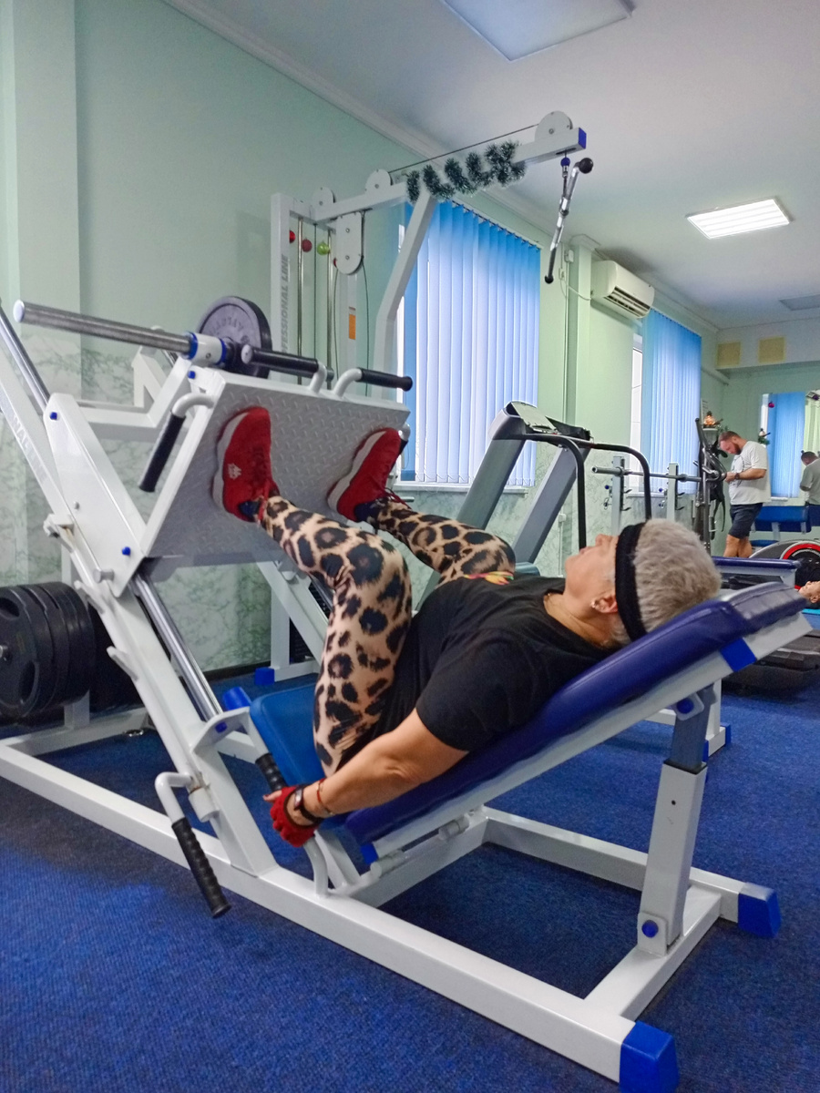 Тут- работает "передняя часть бедра", главное- не нанести вред коленям, поэтому - ноги сгибаем до "упора", а вот разгибаем- не до конца!