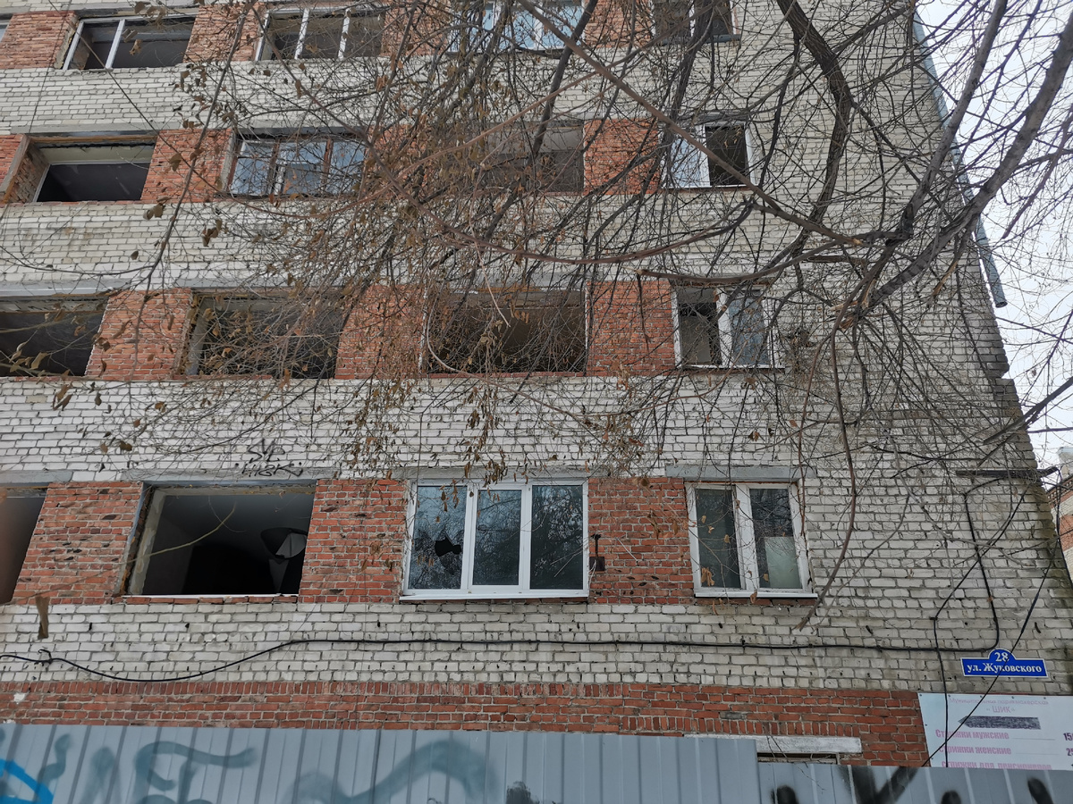 Пятиэтажное здание, видимо расселенная общага. Внутрь не попасть. По периметру камеры и сигнализация.