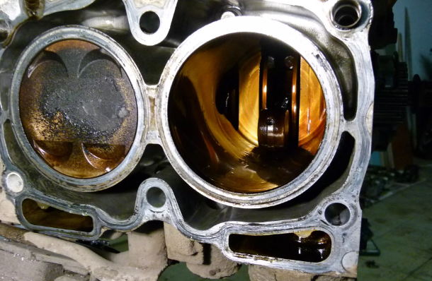 Масложор - Nissan X-Trail II (t31), 2,5 л, 2012 года. После покупки автомобиля заметил приличный аппетит масла двигателем