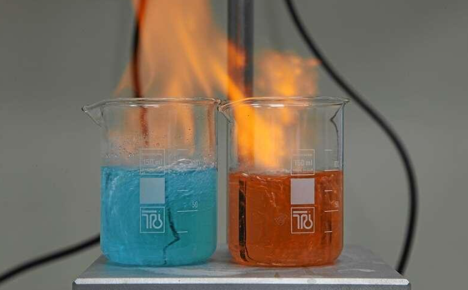 Фрагмент испытаний  негодных к применению охлаждающих жидкостей. Смотрится эффектно, конечно, но гореть они не должны