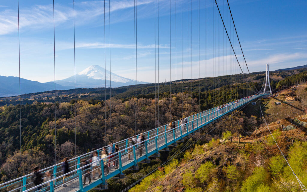 Прогулка по небу Мисимы с горой Фудзи на заднем плане