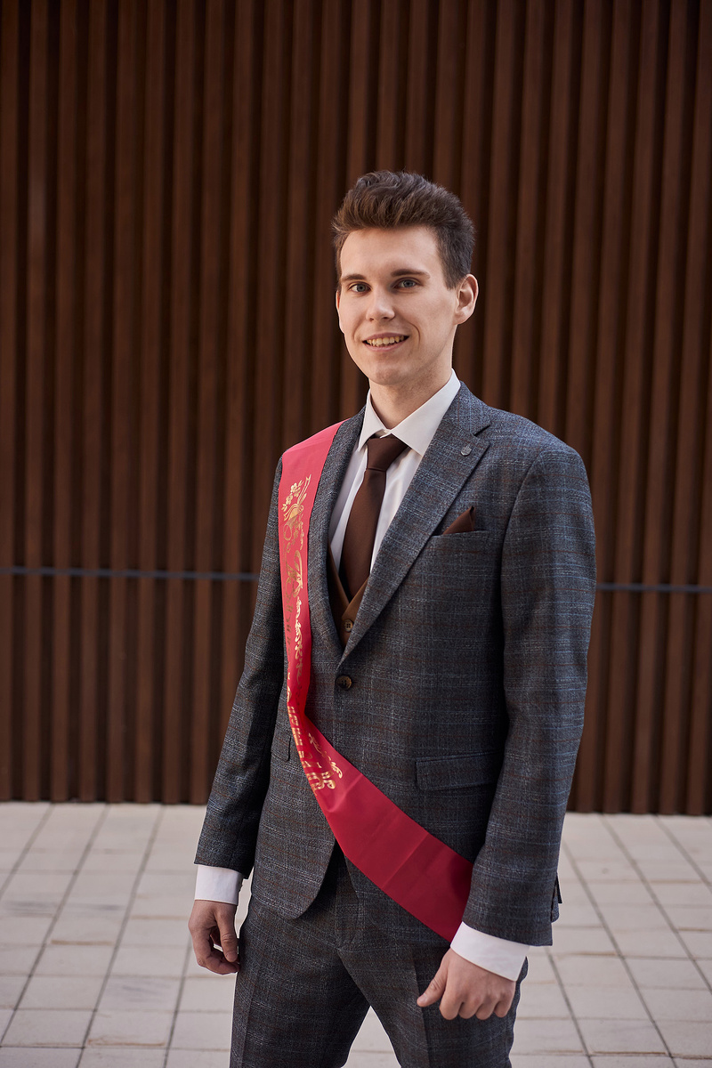 Белая рубашка в сочетании с элегантным мужским костюмом - идеальный вариант одежды для выпускного вечера