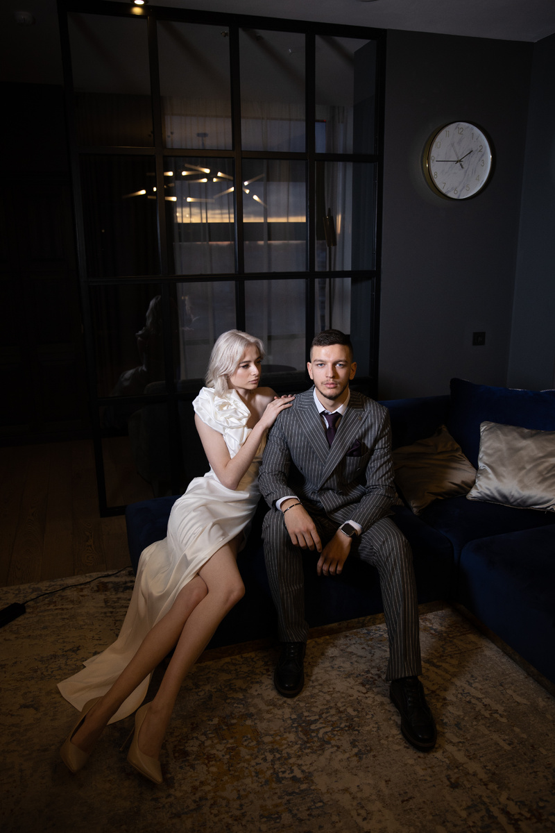 Независимо от тематики торжества и цвета костюма жениха, в большинстве случаев- цвет рубашки остается неизменным. Белая мужская рубашка и двубортный мужской костюм в полоску Mazaltovman