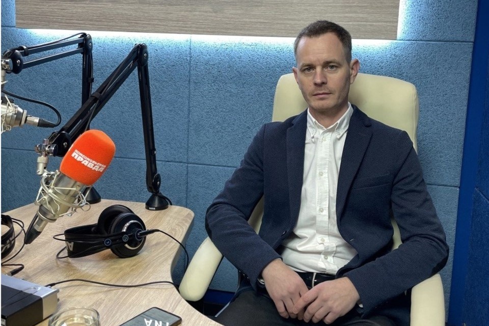    Денис Линев в студии радио «КП-Самара» 98.2 FM. Фото: Юлия Родина