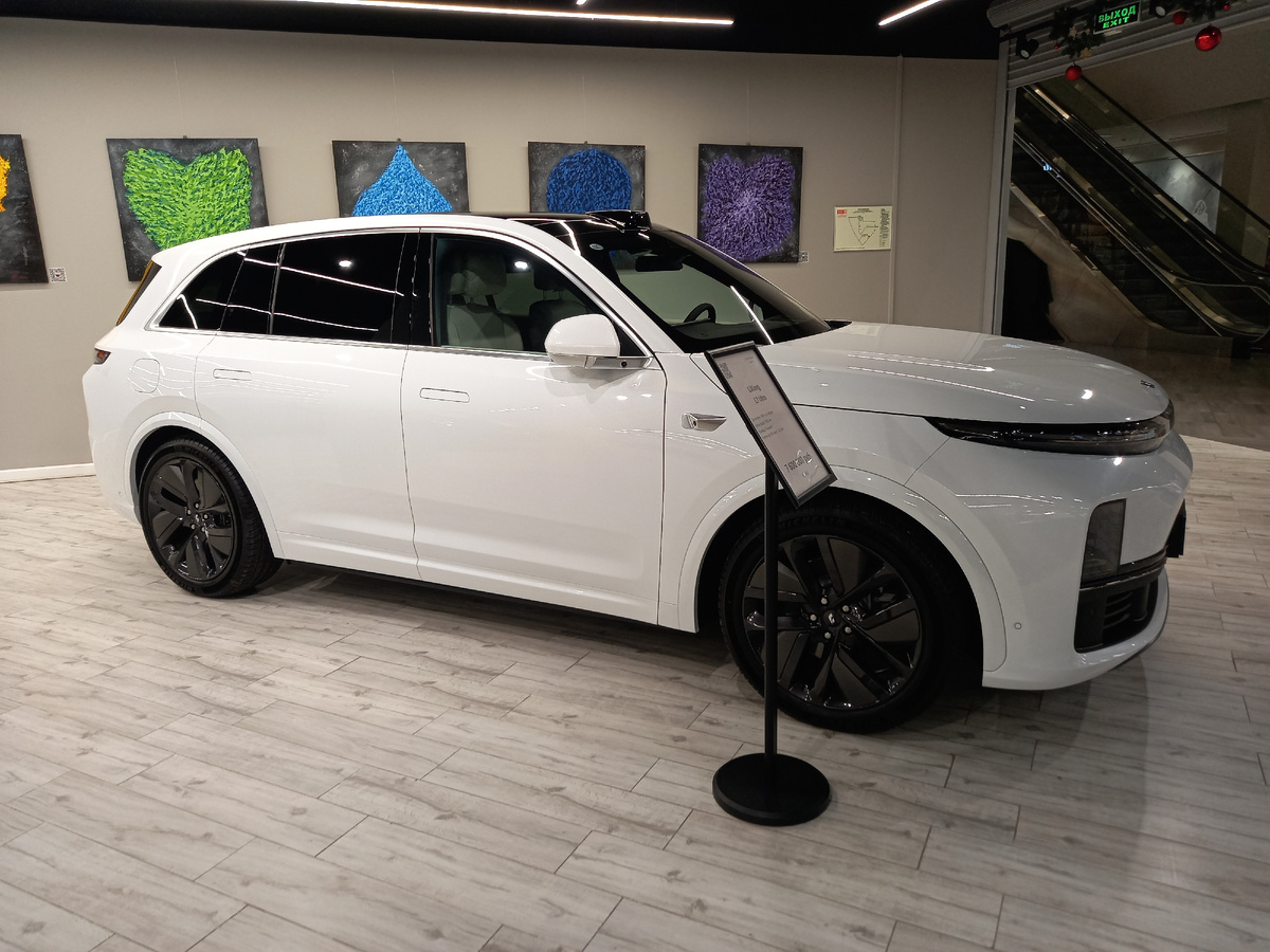 Большой популярностью на российском рынке в настоящее время пользуются гибридные кроссоверы LiXiang.