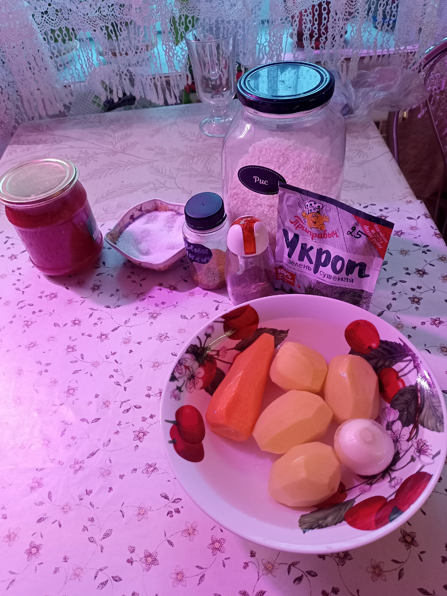 Продукты для супа. Сюда же перец горошком и лавровый лист.