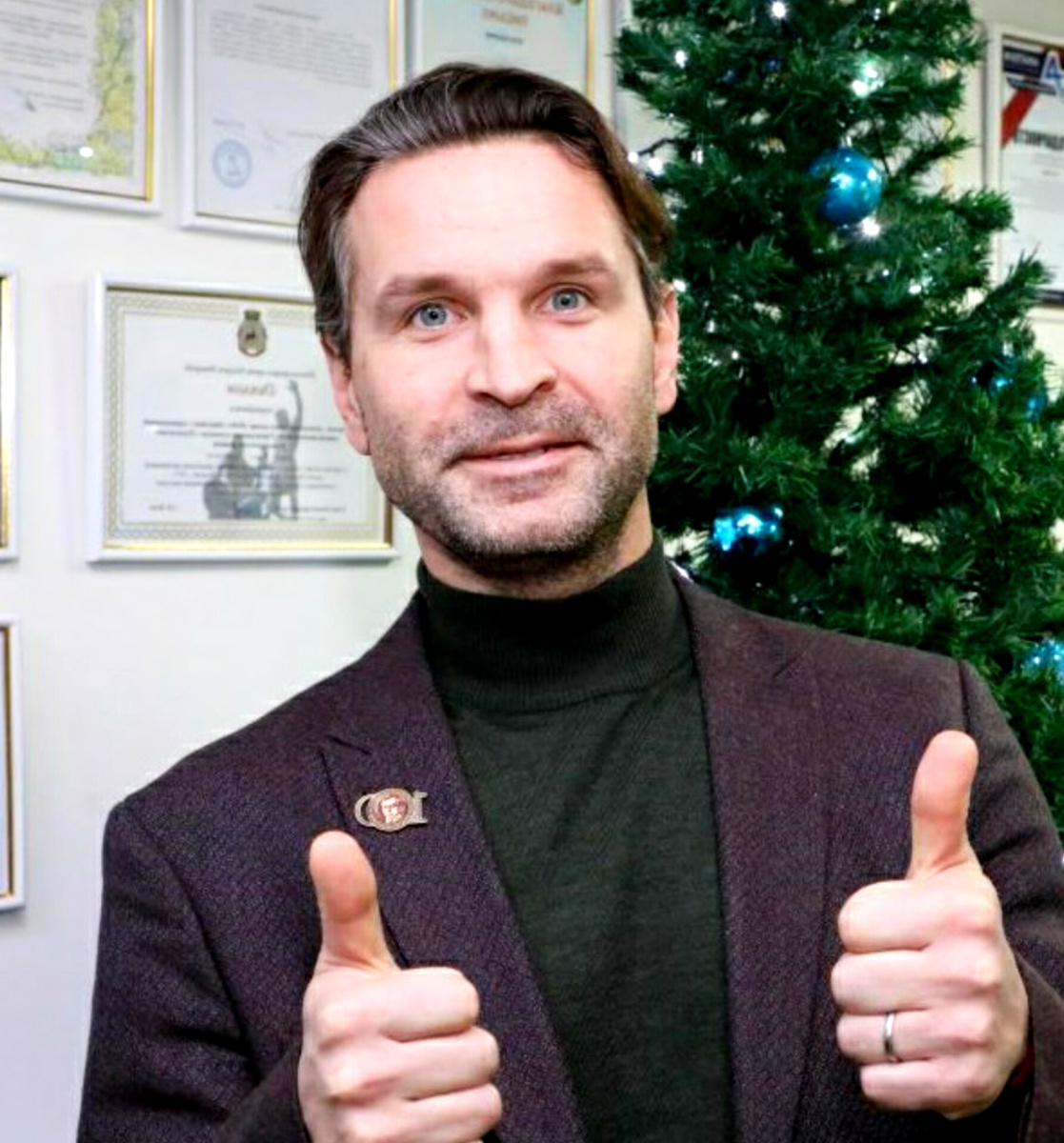 Виктор Добронравов - не только талантливый актер, но и порядочный человек, примерный муж и семьянин. Актёр поделился секретом счастливой семейной жизни, рассказал о своих дочерях, их увлечениях. Виктор признается, что никогда не берёт дочерей на съёмки или на репетиции в театр по одной причине... 