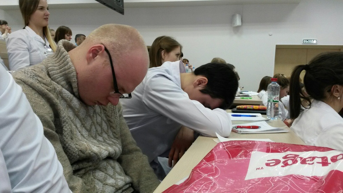 После бессонной ночной смены – на лекции в интернатуре. Рядом друг, такой же труженик.