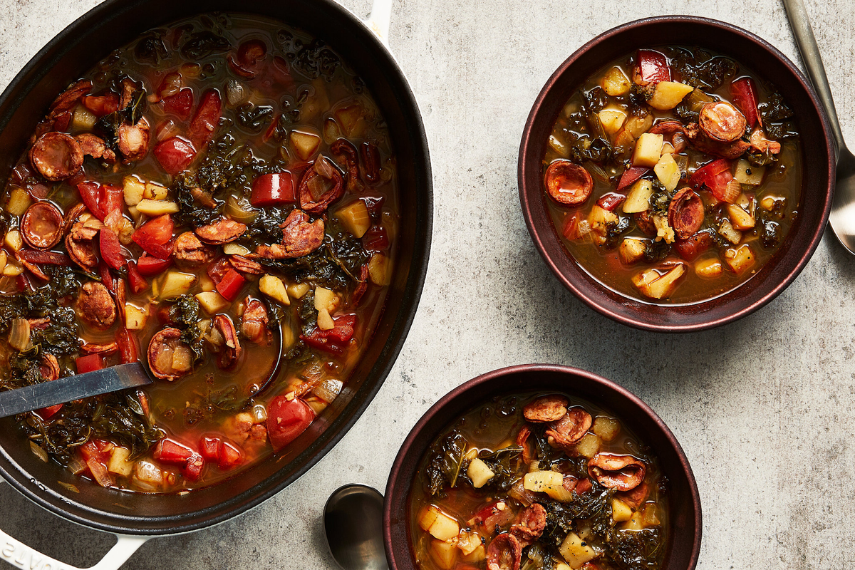 Суп из салата (капусты) кейл с картофелем и сырокопченой колбасой
