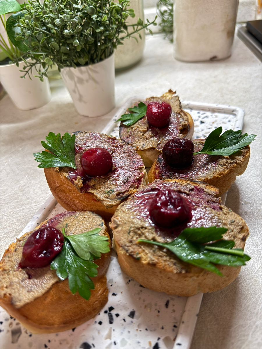 Полезный паштет из куриной печени с вишневым компотом