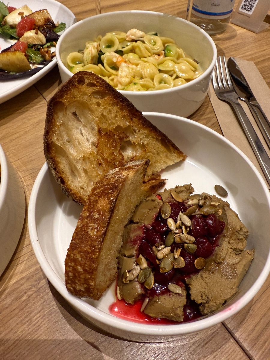 Паштет из куриной печени с вишневым компотом