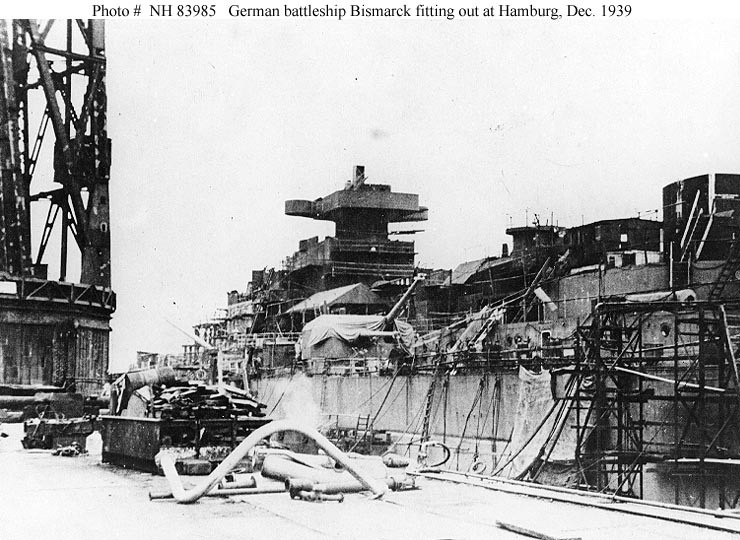 Достройка «Бисмарка». у причальной стенки в Гамбурге