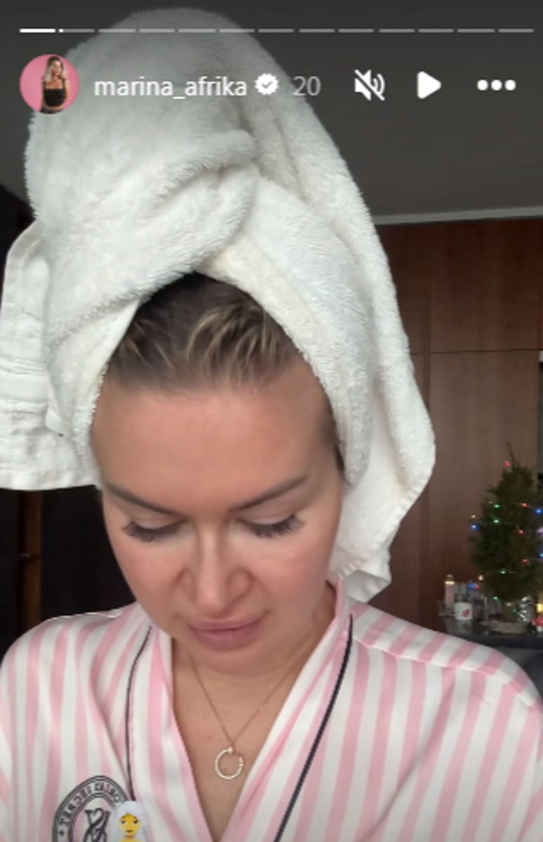 Марина Африкантова удивила видом искусственных ресниц. Фото: соцсети