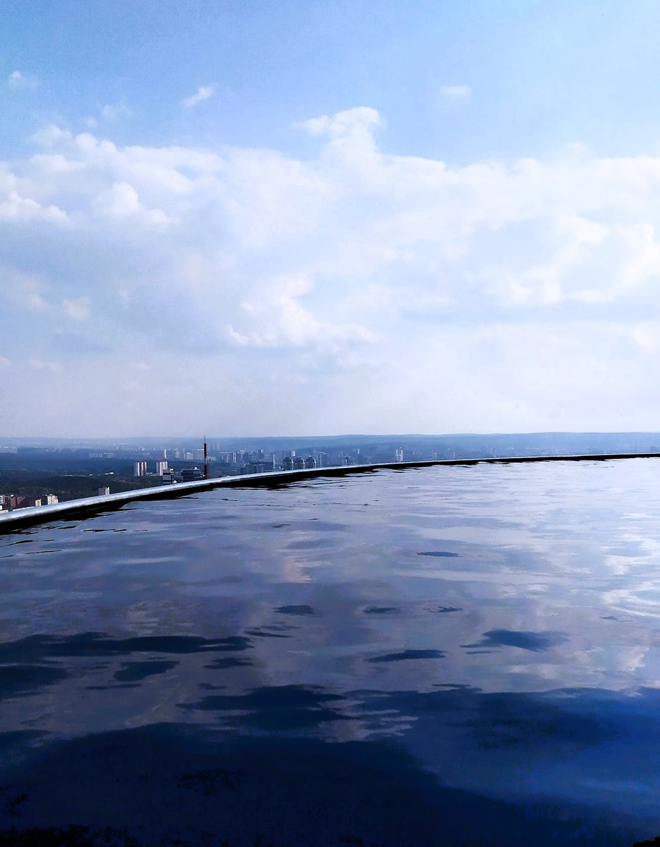 Бассейн на крыше небоскрёба.Фото автора.