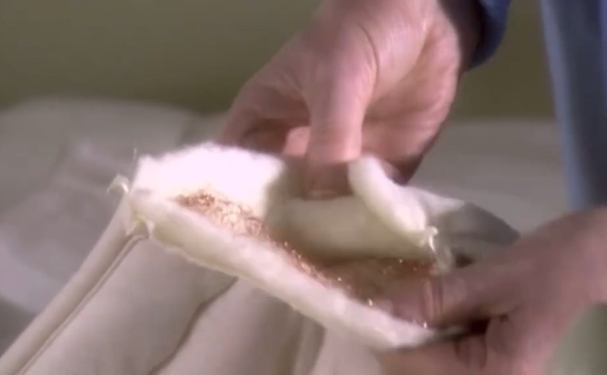    Марта Стюарт использует наматрасник с медной нитьюКадр из видео: соцсети Марты Стюарт (@martha_moments)