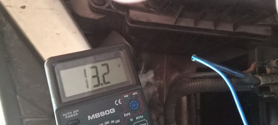 двигатель запущен, включены габариты, ПТФ, ближний свет