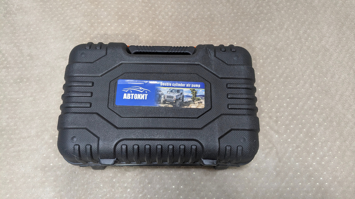 Компрессор приходит в таком кейсе 