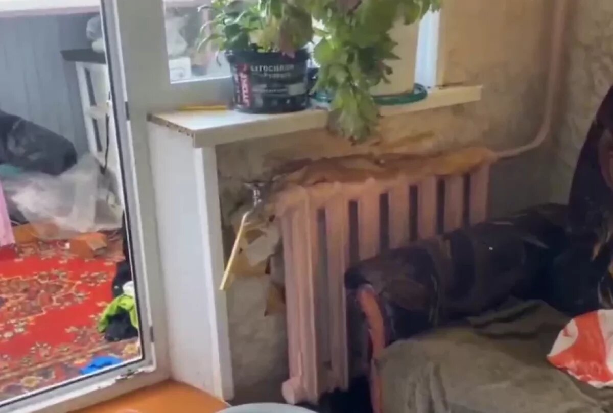    В Челябинске ребёнок остался один в затопленной горячей водой квартире