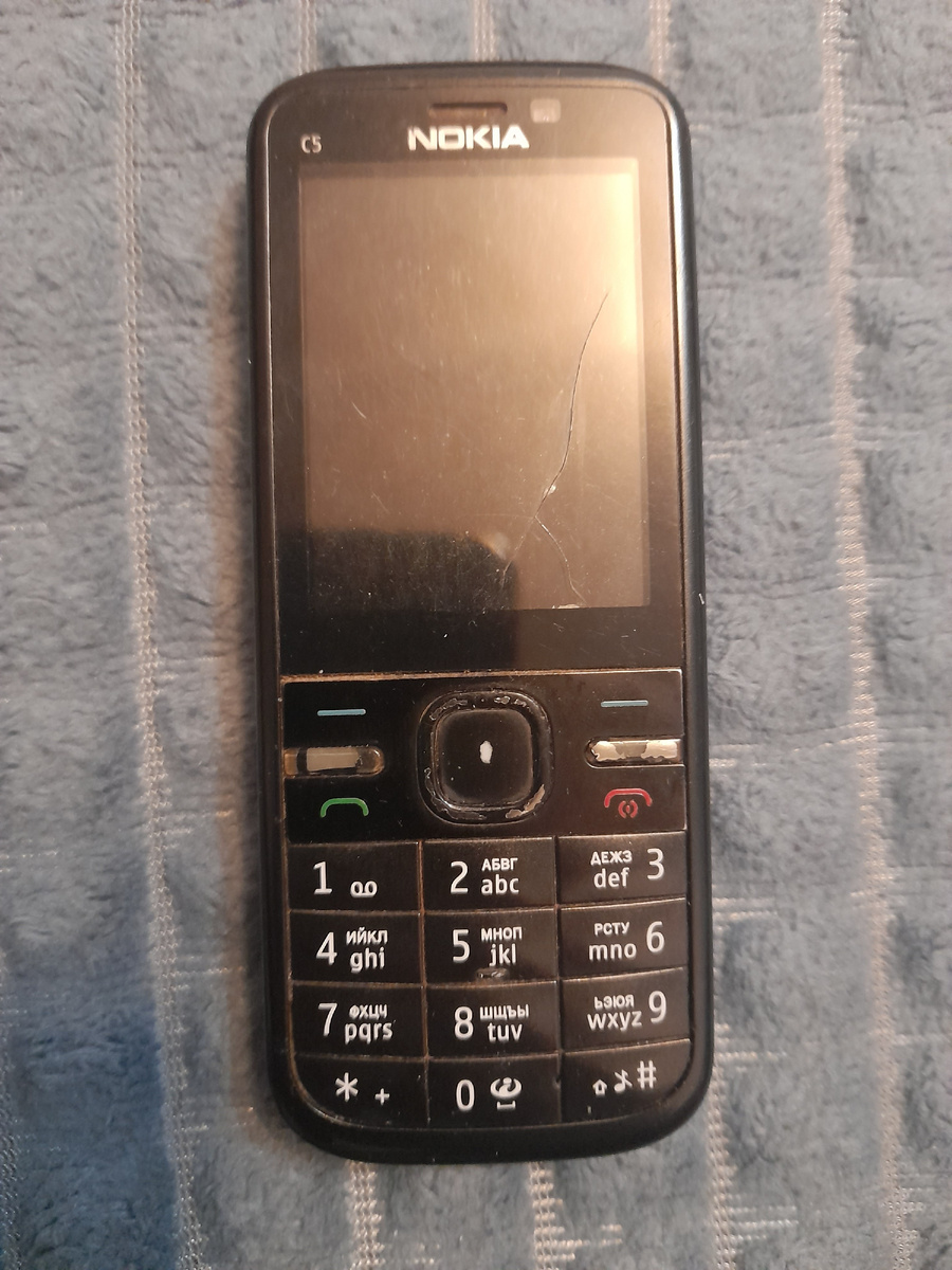 А у этого разбит дисплей и отсутствие реакции на нажатие нескольких кнопок