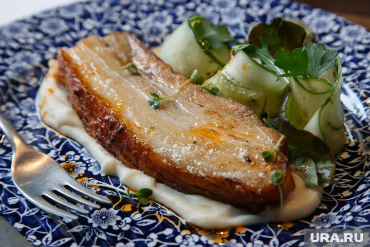 На праздник принято готовить блюда из свинины
Фото: Александр Мамаев © URA.RU