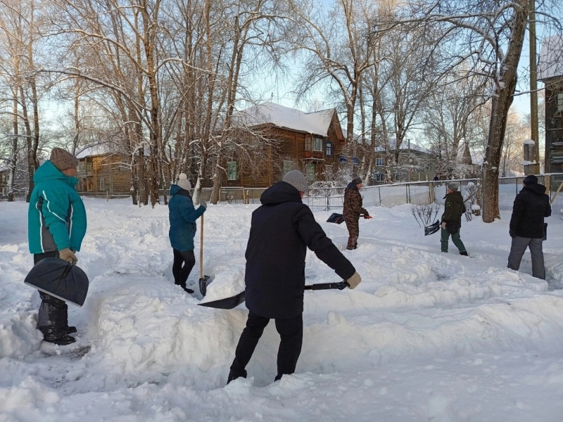    Родители детсадовцев в Сегеже построили горку и лабиринт детям на радостьСегежские Будни | Сегежа | Карелия