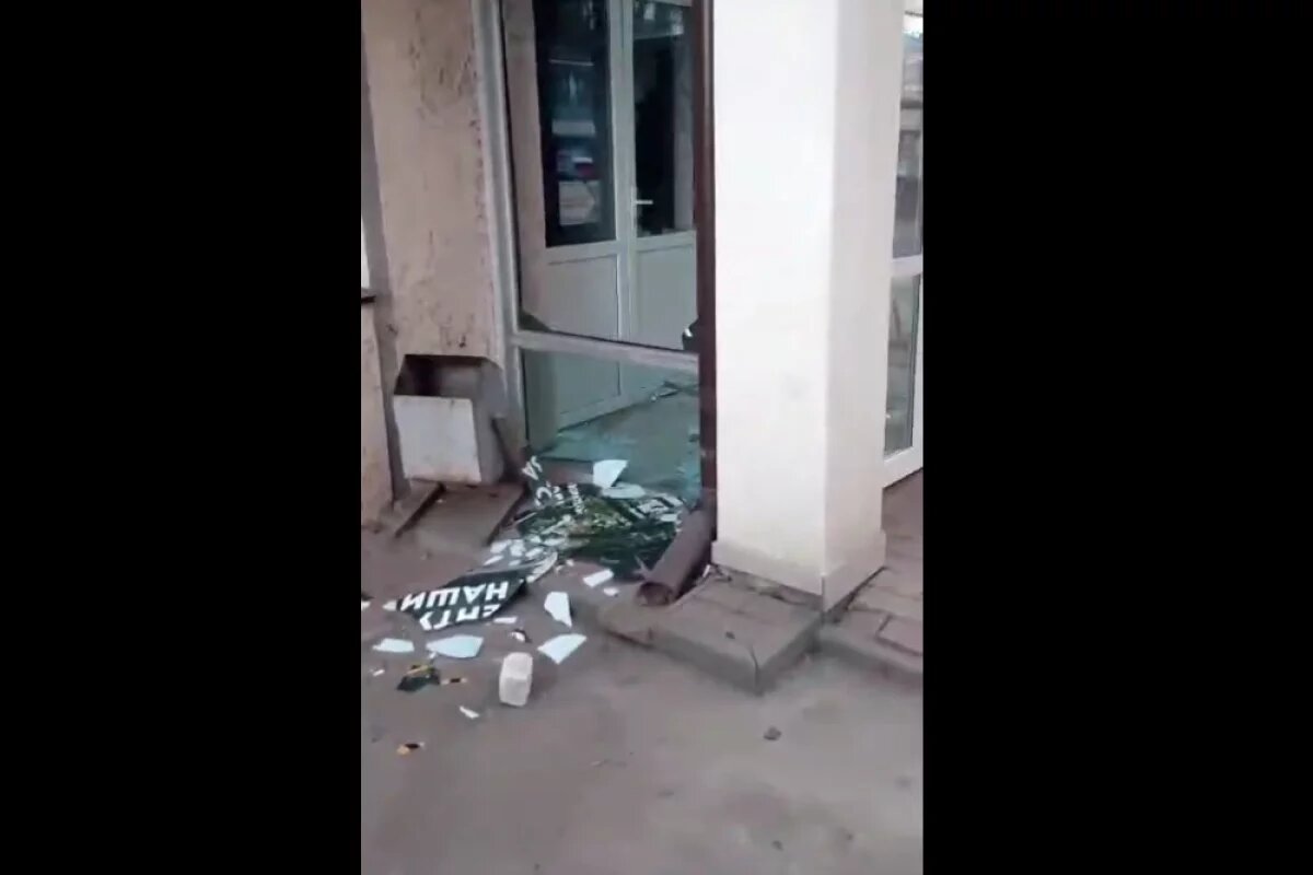    У здания фонда поддержки бойцов «Ессентуки за наших» устроили погром