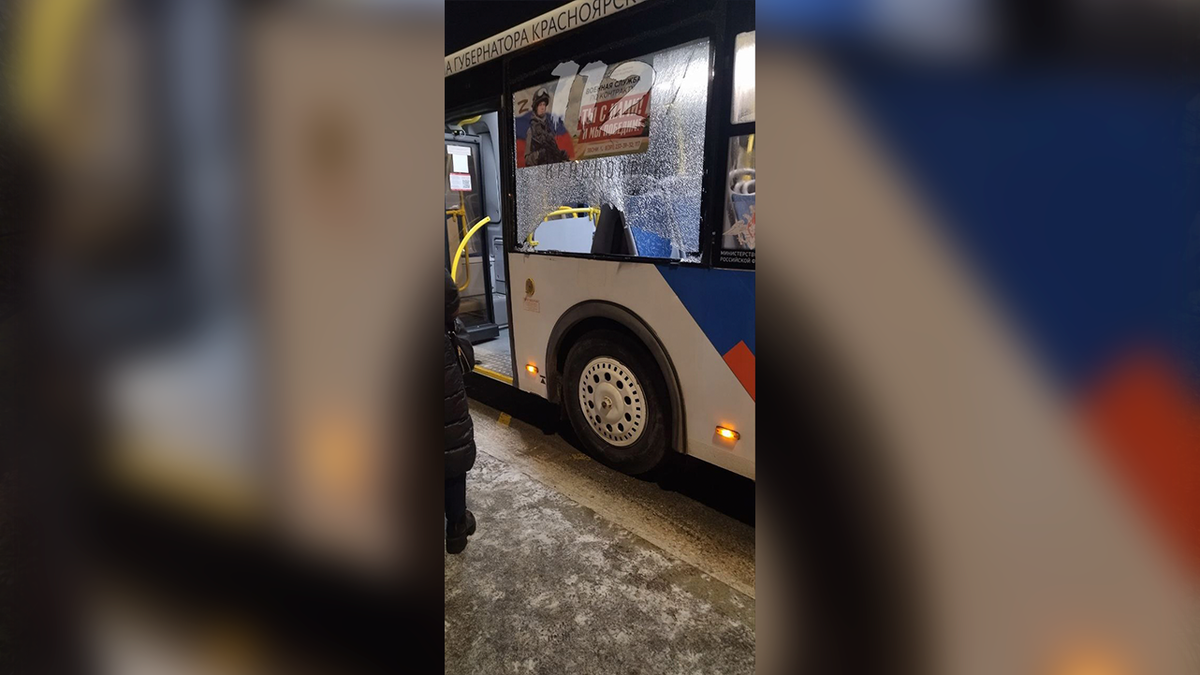     В Красноярске неизвестный обстрелял пассажирский автобус