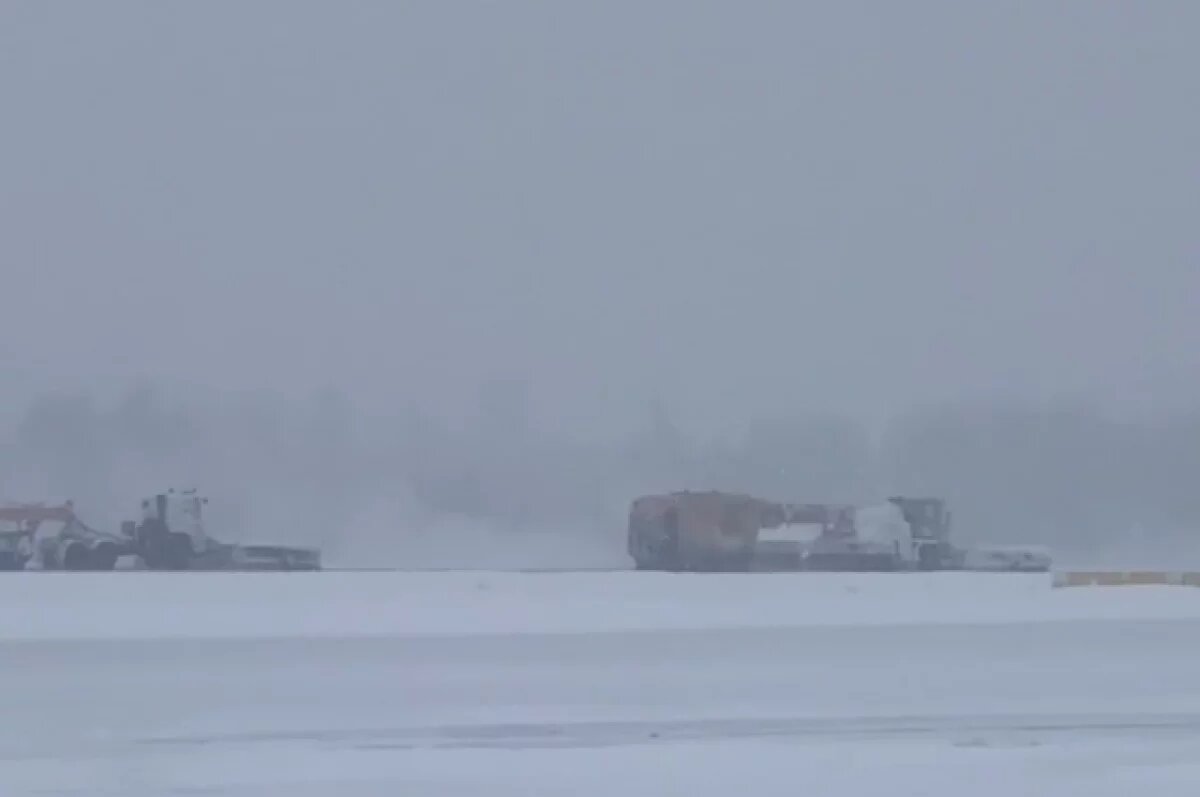    В Петербурге 33 самолета ушли на запасные аэродромы из-за непогоды