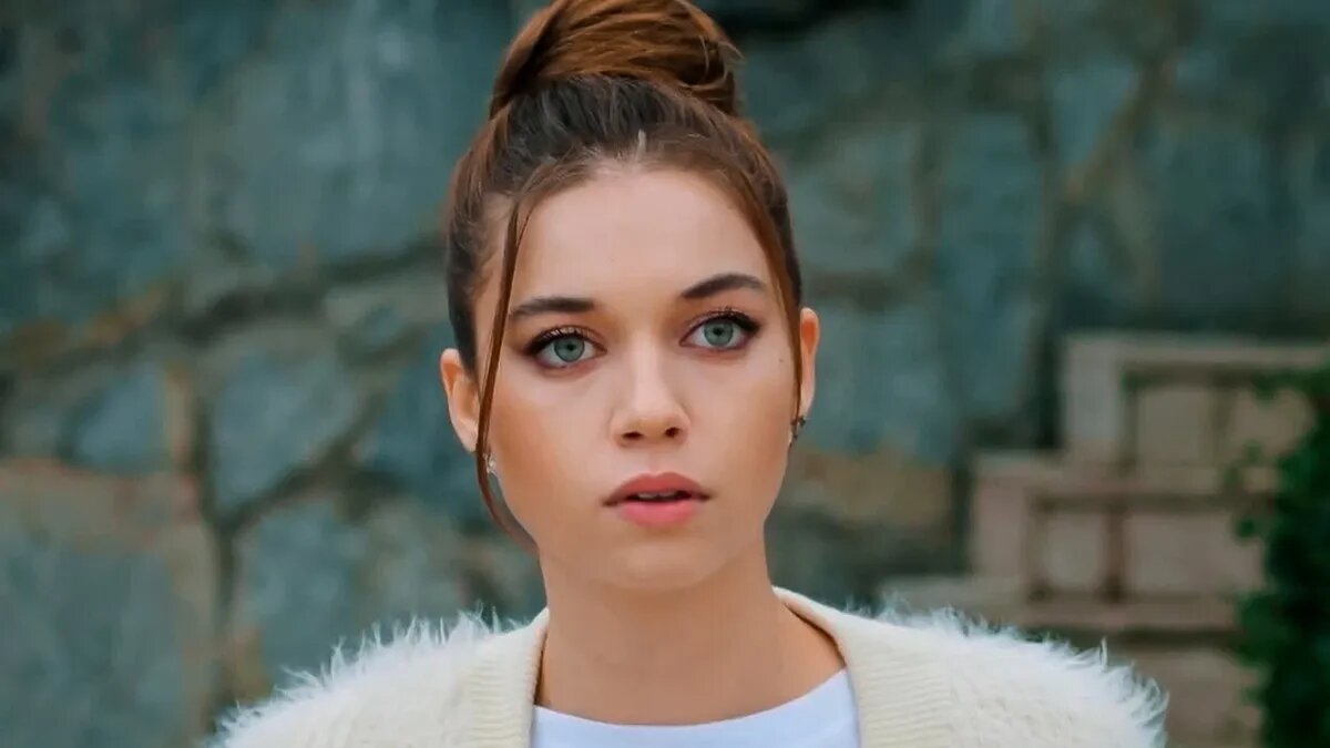 Сейран. Источник фотографии: https://www.kinoafisha.info/articles/v-zimorodke-takie-sceny-ne-pokazhut-seyran-snyalas-bez-nizhnego-belya-goryachie-foto_id61550_a14984812/