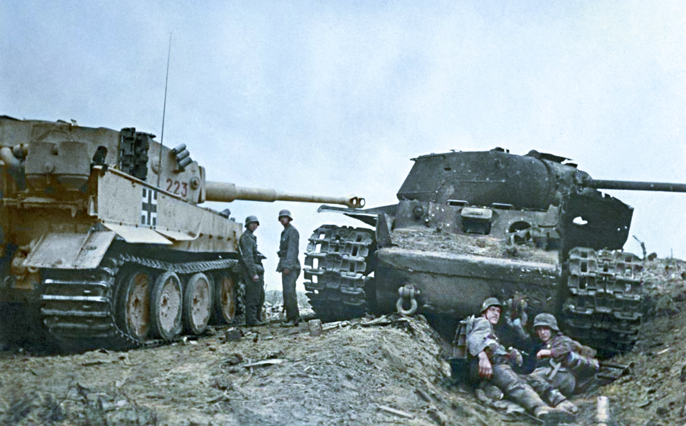 "Тигр" и пехота вермахта, отдыхающая после боя за подбитым советским танком КВ-1С, 1943 г.