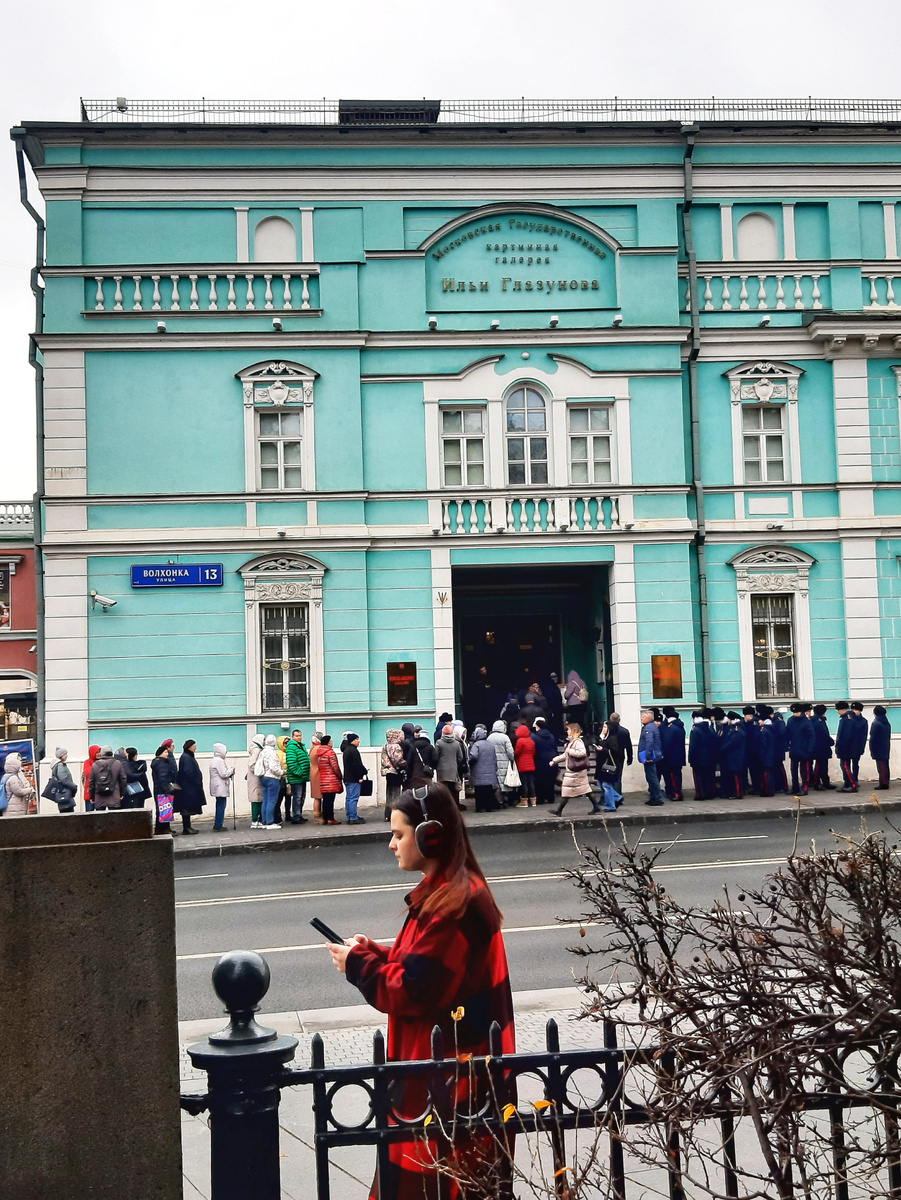Огромная очередь в картинную галерею Ильи Глазунова. г.Москва. 