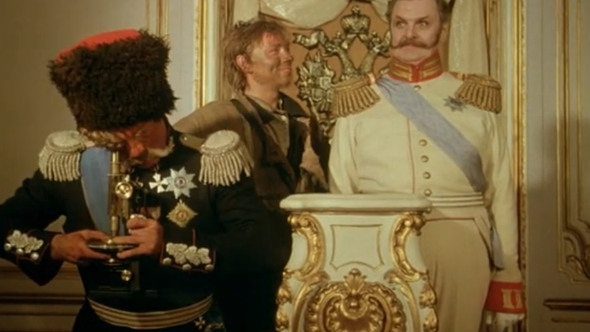 слева направо: Платов смотрит в "мелкоскоп", Левша, император Николай 1. Фильм "Левша". 