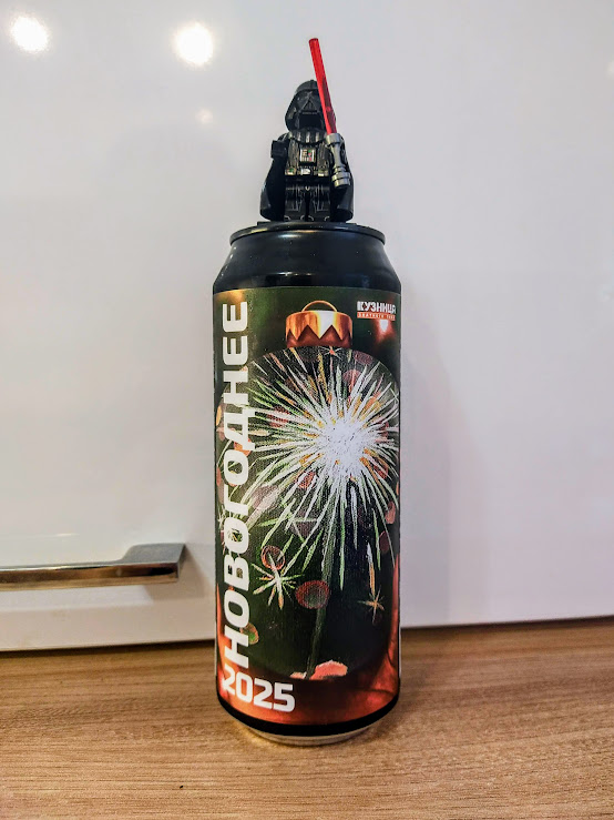 С одной стороны дизайн незамысловатый, но это же отражение бенгальского огня в стеклянной елочной игрушке!)))