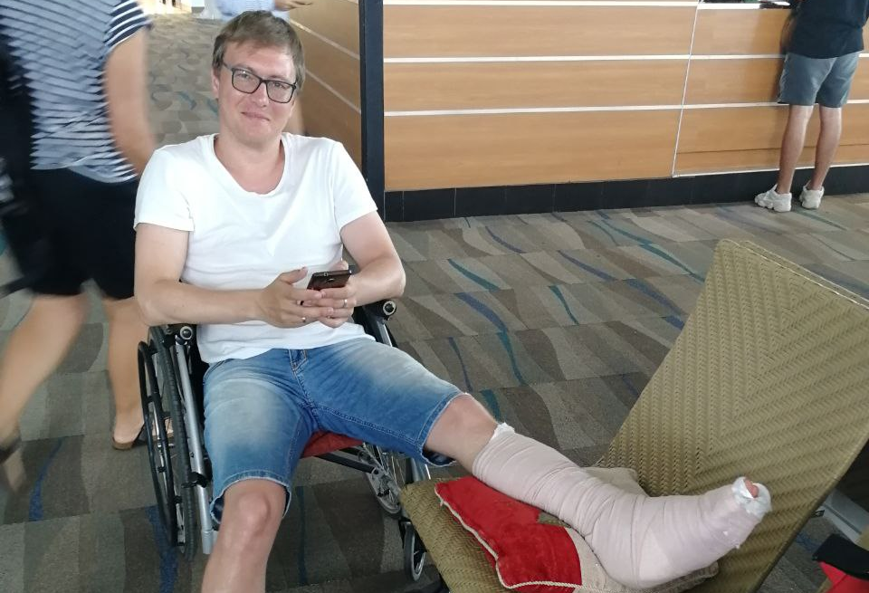 Архивное фото - муж со сломаной ногой на вылете из Таиланда