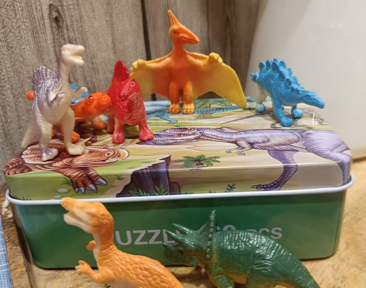 А твой ребенок уже устраивает бытовые сценки из жизни мезозоя?)