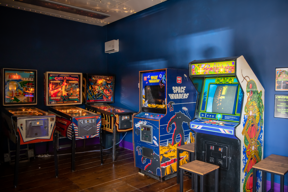 Зал с аркадными автоматами и VR