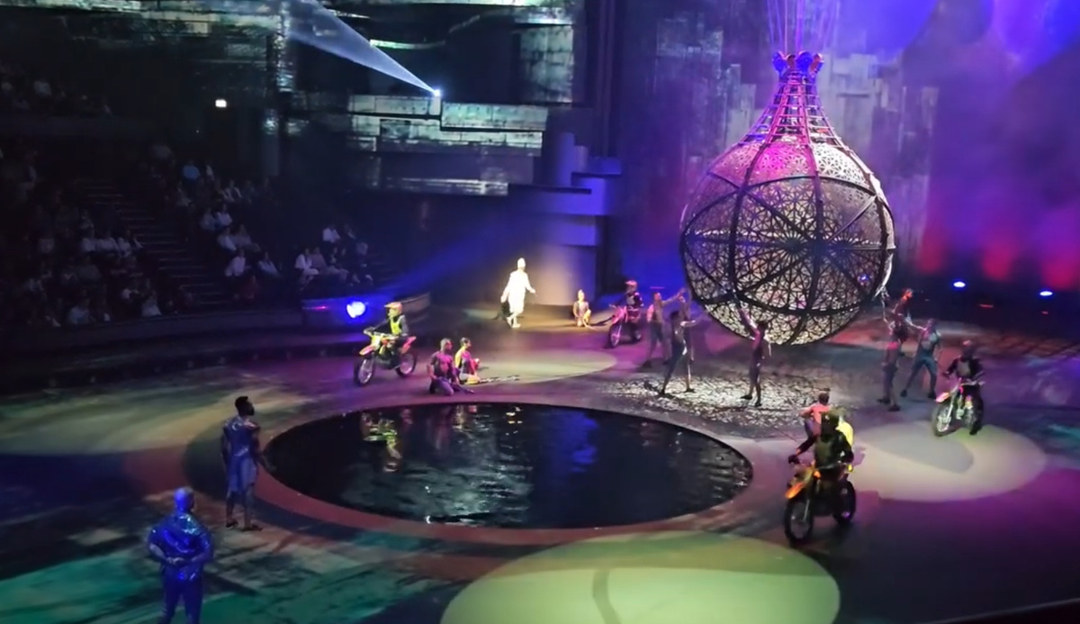 Фрагмент представления в цирке La Perle