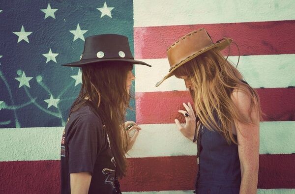 Хочешь замутить с этими двумя красотками? Тогда выучи фразу "go on the razzle". Источник изображения: https://i.pinimg.com/736x/12/fe/23/12fe237630901341de9fa90d2c1f9c3b.jpg