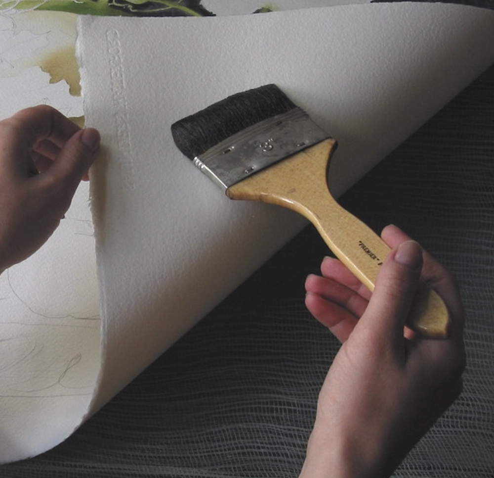 1. Смачивание листа с обратной стороны при помощи флейца.